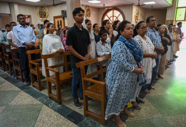 NoIDA INDIA Nisan 18 2025 Kutsal Cuma günü Noida Hindistan 'daki 34. Sektör' deki bir kilisede namaz kılanlara katılır. Paskalya 'dan önceki Cuma günü her yıl kutlanır ve İsa' nın çarmıha gerildiği ve öldüğü gün S.
