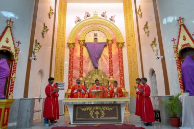 NoIDA INDIA Nisan 18 2025 Kutsal Cuma günü Noida Hindistan 'daki 34. Sektör' deki bir kilisede namaz kılanlara katılır. Paskalya 'dan önceki Cuma günü her yıl kutlanır ve İsa' nın çarmıha gerildiği ve öldüğü gün S.