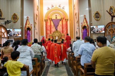 NoIDA INDIA Nisan 18 2025 Kutsal Cuma günü Noida Hindistan 'daki 34. Sektör' deki bir kilisede namaz kılanlara katılır. Paskalya 'dan önceki Cuma günü her yıl kutlanır ve İsa' nın çarmıha gerildiği ve öldüğü gün S.