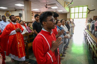 NoIDA INDIA Nisan 18 2025 Kutsal Cuma günü Noida Hindistan 'daki 34. Sektör' deki bir kilisede namaz kılanlara katılır. Paskalya 'dan önceki Cuma günü her yıl kutlanır ve İsa' nın çarmıha gerildiği ve öldüğü gün S.