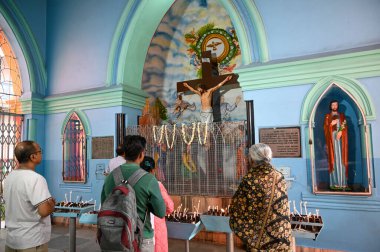 KOLKATA INDIA Nisan 18 2025 Hristiyan dindarlar Kutsal Cuma günü Aziz Teresa Kilisesi 'nde dua ederler. 18 Nisan 2025' te Kolkata Hindistan 'da. Paskalya' dan önceki Cuma günü her yıl kutlanır ve İsa 'nın çarmıha gerilip öldüğü gün Sa tarafından resmedilir.