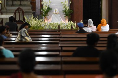 KOLKATA INDIA Nisan 18 2025 Hristiyan dindarlar Kutsal Cuma günü Aziz Teresa Kilisesi 'nde dua ederler. 18 Nisan 2025' te Kolkata Hindistan 'da. Paskalya' dan önceki Cuma günü her yıl kutlanır ve İsa 'nın çarmıha gerilip öldüğü gün Sa tarafından resmedilir.