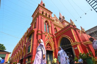 KOLKATA INDIA Nisan 18 2025 Hristiyan dindarlar Kutsal Cuma günü Aziz Teresa Kilisesi 'nde dua ederler. 18 Nisan 2025' te Kolkata Hindistan 'da. Paskalya' dan önceki Cuma günü her yıl kutlanır ve İsa 'nın çarmıha gerilip öldüğü gün Sa tarafından resmedilir.