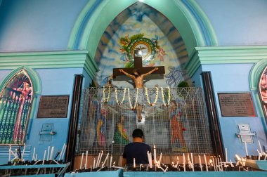 KOLKATA INDIA Nisan 18 2025 Hristiyan dindarlar Kutsal Cuma günü Aziz Teresa Kilisesi 'nde dua ederler. 18 Nisan 2025' te Kolkata Hindistan 'da. Paskalya' dan önceki Cuma günü her yıl kutlanır ve İsa 'nın çarmıha gerilip öldüğü gün Sa tarafından resmedilir.
