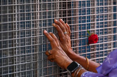 KOLKATA INDIA Nisan 18 2025 Hristiyan dindarlar Kutsal Cuma günü Aziz Teresa Kilisesi 'nde dua ederler. 18 Nisan 2025' te Kolkata Hindistan 'da. Paskalya' dan önceki Cuma günü her yıl kutlanır ve İsa 'nın çarmıha gerilip öldüğü gün Sa tarafından resmedilir.