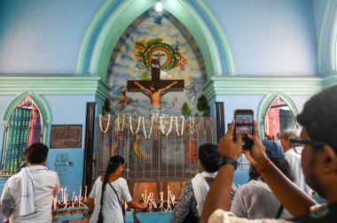 KOLKATA INDIA Nisan 18 2025 Hristiyan dindarlar Kutsal Cuma günü Aziz Teresa Kilisesi 'nde dua ederler. 18 Nisan 2025' te Kolkata Hindistan 'da. Paskalya' dan önceki Cuma günü her yıl kutlanır ve İsa 'nın çarmıha gerilip öldüğü gün Sa tarafından resmedilir.
