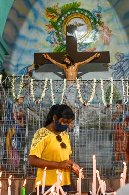 KOLKATA INDIA Nisan 18 2025 Hristiyan dindarlar Kutsal Cuma günü Aziz Teresa Kilisesi 'nde dua ederler. 18 Nisan 2025' te Kolkata Hindistan 'da. Paskalya' dan önceki Cuma günü her yıl kutlanır ve İsa 'nın çarmıha gerilip öldüğü gün Sa tarafından resmedilir.