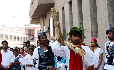 LUCKnow INDIA NİSAN 18 Nisan 2025 Müminler Aziz Josephs Katedral Kilisesi Hazretagnj 'den İsa' nın çarmıha gerildiği 18 Nisan 2025 günü Lucknow Hindistan 'da İsa' nın yolculuğunu simgeleyen Haç alayı çıkarıyorlar.