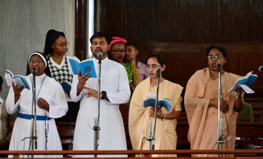 LUCKnow INDIA NİSAN 18 Nisan 2025 Kutsal Cuma anısına Lucknow Rahipleri 'ndeki Aziz Joseph Katedrali' nde İsa 'nın son yedi cümlesinin üzerine kurulmuştur.