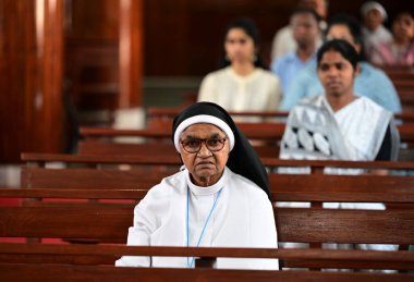 LUCKnow INDIA APRIL 18 Nisan 2025 Sadık Kilisesi 'nde özel Cuma namazı için toplandı ve İsa' nın 18 Nisan 2025 'te Lucknow Hindistan' da çarmıhtayken söylediği son yedi cümle üzerinde meditasyon yaptı.