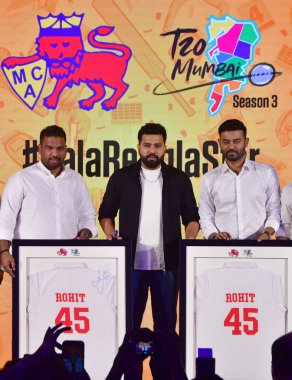 MUMBAI INDIA APRIL 18 Nisan 2025 Hindistan kaptanı ve Mumbai Kızılderilileri Rohit Sharma ile Mumbai Kriket Federasyonu Başkanı Ajinkya Naik ve Apex Konseyi ve Birlik Yönetim Konseyi üyeleri ile birlikte beş kez IPL kazanan kaptan.