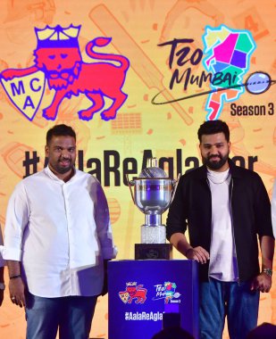 MUMBAI INDIA APRIL 18 Nisan 2025 Hindistan kaptanı ve Mumbai Kızılderilileri Rohit Sharma ile Mumbai Kriket Federasyonu Başkanı Ajinkya Naik ve Apex Konseyi ve Birlik Yönetim Konseyi üyeleri ile birlikte beş kez IPL kazanan kaptan.