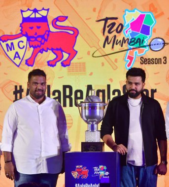 MUMBAI INDIA APRIL 18 Nisan 2025 Hindistan kaptanı ve Mumbai Kızılderilileri Rohit Sharma ile Mumbai Kriket Federasyonu Başkanı Ajinkya Naik ve Apex Konseyi ve Birlik Yönetim Konseyi üyeleri ile birlikte beş kez IPL kazanan kaptan.