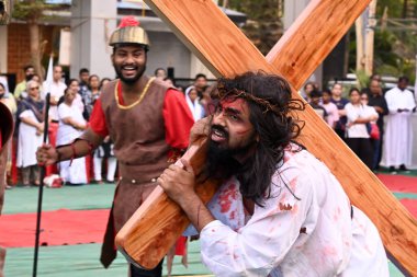 NAVI MUMBAI INDIA APRIL 18 Nisan 2025 Kutsal Cuma gününde çarmıha gerilme tasviri Aziz Francis De Sales Kilisesi tarafından Koperkhairne 'de gerçekleştirilmiştir.