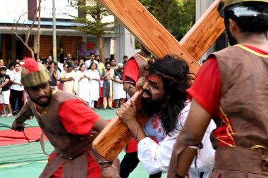 NAVI MUMBAI INDIA APRIL 18 Nisan 2025 Kutsal Cuma gününde çarmıha gerilme tasviri Aziz Francis De Sales Kilisesi tarafından Koperkhairne 'de gerçekleştirilmiştir.