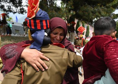 SRINAGAR INDIA Nisan 18 2025 Akrabaları 18 Nisan 2025 tarihinde Waseem Andrabi Hindustan Times tarafından Srinagar Hindistan 'da düzenlenen Manigam Polis Eğitim Okulu Ganderbal geçit töreninde Jammu ve Keşmir polisinin yeni üyelerini tebrik etti. 