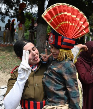 SRINAGAR INDIA Nisan 18 2025 Akrabaları 18 Nisan 2025 tarihinde Waseem Andrabi Hindustan Times tarafından Srinagar Hindistan 'da düzenlenen Manigam Polis Eğitim Okulu Ganderbal geçit töreninde Jammu ve Keşmir polisinin yeni üyelerini tebrik etti. 
