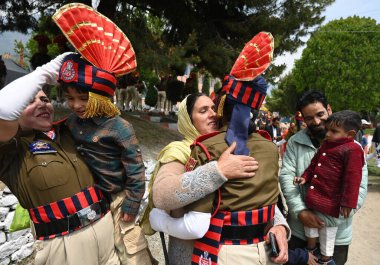 SRINAGAR INDIA Nisan 18 2025 Akrabaları 18 Nisan 2025 tarihinde Waseem Andrabi Hindustan Times tarafından Srinagar Hindistan 'da düzenlenen Manigam Polis Eğitim Okulu Ganderbal geçit töreninde Jammu ve Keşmir polisinin yeni üyelerini tebrik etti. 