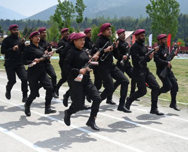 18 Nisan 2025 tarihinde SRINAGAR INDIA 18 Nisan 2025 Jammu ve Keşmir Polis komandolarının yeni üyeleri 18 Nisan 2025 tarihinde Srinagar Hindistan 'da Waseem Andrabi Hindustan Times tarafından çekilmiştir. 