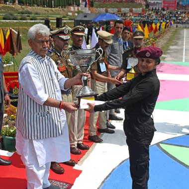 SRINAGAR INDIA APRIL 18 Nisan 2025 Jammu ve Keşmir Vali Yardımcısı Manoj Sinha, Manigam Polis Eğitim Okulu 'nda düzenlenen 16. Temel Eğitim Kursu BRTC' sinin geçidi sırasında ödül töreninde ödül törenini sundular.