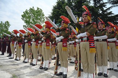SRINAGAR INDIA Nisan 18 2025 Jammu ve Keşmir Polis Teşkilatının yeni üyeleri 18 Nisan 2025 tarihinde Srinagar Hindistan 'da Waseem Andrabi Hindustan Times tarafından çekilen fotoğrafta Manigam Polis Eğitim Okulu Ganderbal' de geçit töreni sırasında yemin ettiler. 