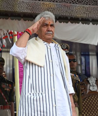 18 Nisan 'da Manigam Polis Eğitim Okulu Ganderbal' de düzenlenen 16. Temel Eğitim Kursu BRTC 'sinin geçit töreninde SRINAGAR INDIA 18 Nisan 2025 Jammu ve Kashmir Vali Yardımcısı Manoj Sinha' yı selamladı. 