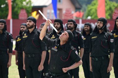 18 Nisan 2025 tarihinde SRINAGAR INDIA 18 Nisan 2025 Jammu ve Keşmir Polis komandolarının yeni üyeleri 18 Nisan 2025 tarihinde Srinagar Hindistan 'da Waseem Andrabi Hindustan Times tarafından çekilmiştir. 
