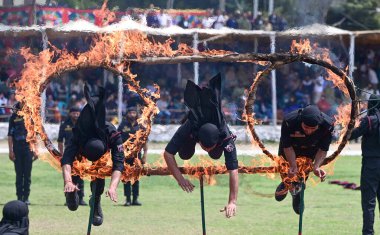 18 Nisan 2025 'te Srinagar Hindistan' da Waseem Andrabi 'nin hazırladığı Srinagar Fotoğrafı' nda Manigam Polis Eğitim Okulu Ganderbal 'de düzenlenen geçit töreninde gösteri yapan Jammu ve Keşmir Polis komandolarından yeni askerler. 