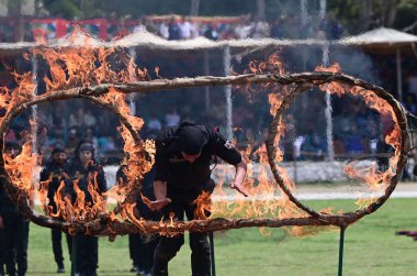 18 Nisan 2025 'te Srinagar Hindistan' da Waseem Andrabi 'nin hazırladığı Srinagar Fotoğrafı' nda Manigam Polis Eğitim Okulu Ganderbal 'de düzenlenen geçit töreninde gösteri yapan Jammu ve Keşmir Polis komandolarından yeni askerler. 