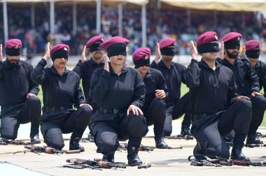 18 Nisan 2025 'te Srinagar Hindistan' da Waseem Andrabi 'nin hazırladığı Srinagar Fotoğrafı' nda Manigam Polis Eğitim Okulu Ganderbal 'de düzenlenen geçit töreninde gösteri yapan Jammu ve Keşmir Polis komandolarından yeni askerler. 