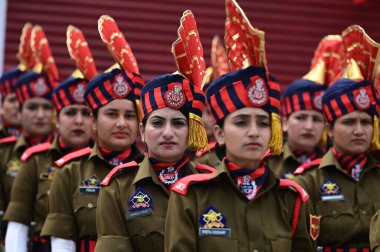 18 Nisan 2025 tarihinde SRINDAR INDIA 18 Nisan 2025 Jammu ve Keşmir Polis Teşkilatının yeni üyeleri 18 Nisan 2025 tarihinde Waseem Andrabi Hindustan Times tarafından Srinagar Hindistan 'da düzenlenen Manigam Polis Eğitim Okulu Ganderbal' de düzenlenen geçit töreninde yer aldı. 