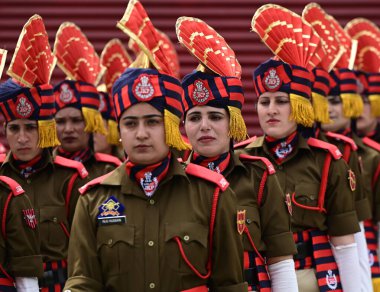 18 Nisan 2025 tarihinde SRINDAR INDIA 18 Nisan 2025 Jammu ve Keşmir Polis Teşkilatının yeni üyeleri 18 Nisan 2025 tarihinde Waseem Andrabi Hindustan Times tarafından Srinagar Hindistan 'da düzenlenen Manigam Polis Eğitim Okulu Ganderbal' de düzenlenen geçit töreninde yer aldı. 