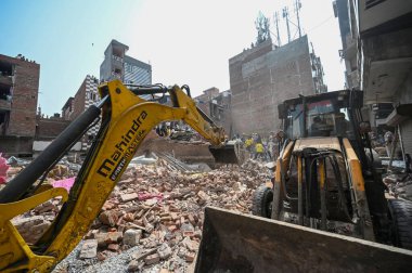 NEW DELHI INDIA APRIL 19 2025 NDRF Personeli ve yerel sakinler 19 Nisan 2025 'te Mustafabad' da çöken binada kurtarma operasyonları düzenlediler.