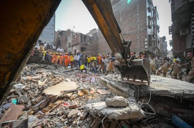 NEW DELHI INDIA APRIL 19 2025 NDRF Personeli ve yerel sakinler 19 Nisan 2025 'te Mustafabad' da çöken binada kurtarma operasyonları düzenlediler.