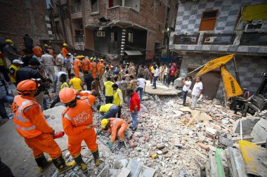 NEW DELHI INDIA APRIL 19 2025 NDRF Personeli ve yerel sakinler 19 Nisan 2025 'te Mustafabad' da çöken binada kurtarma operasyonları düzenlediler.