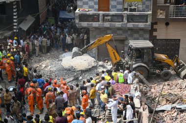 NEW DELHI INDIA APRIL 19 2025 NDRF Personeli ve yerel sakinler 19 Nisan 2025 'te Mustafabad' da çöken binada kurtarma operasyonları düzenlediler.