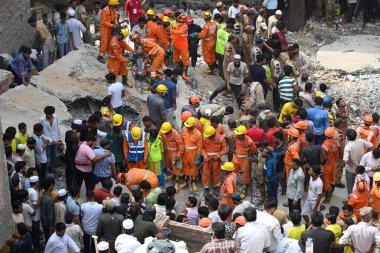 NEW DELHI INDIA APRIL 19 2025 NDRF Personeli ve yerel sakinler 19 Nisan 2025 'te Mustafabad' da çöken binada kurtarma operasyonları düzenlediler.
