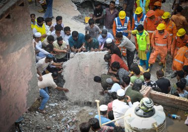 NEW DELHI INDIA APRIL 19 2025 NDRF Personeli ve yerel sakinler 19 Nisan 2025 'te Mustafabad' da çöken binada kurtarma operasyonları düzenlediler.