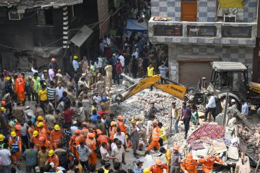 NEW DELHI INDIA APRIL 19 2025 NDRF Personeli ve yerel sakinler 19 Nisan 2025 'te Mustafabad' da çöken binada kurtarma operasyonları düzenlediler.