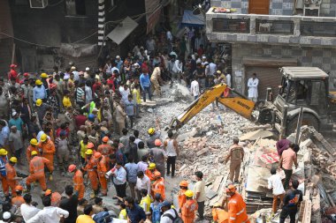 NEW DELHI INDIA APRIL 19 2025 NDRF Personeli ve yerel sakinler 19 Nisan 2025 'te Mustafabad' da çöken binada kurtarma operasyonları düzenlediler.