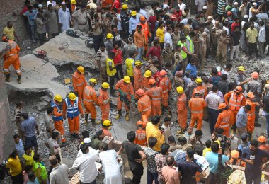 NEW DELHI INDIA APRIL 19 2025 NDRF Personeli ve yerel sakinler 19 Nisan 2025 'te Mustafabad' da çöken binada kurtarma operasyonları düzenlediler.