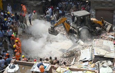 NEW DELHI INDIA APRIL 19 2025 NDRF Personeli ve yerel sakinler 19 Nisan 2025 'te Mustafabad' da çöken binada kurtarma operasyonları düzenlediler.