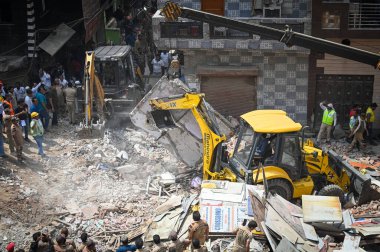 NEW DELHI INDIA APRIL 19 2025 NDRF Personeli ve yerel sakinler 19 Nisan 2025 'te Mustafabad' da çöken binada kurtarma operasyonları düzenlediler.