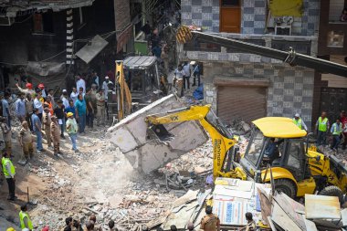 NEW DELHI INDIA APRIL 19 2025 NDRF Personeli ve yerel sakinler 19 Nisan 2025 'te Mustafabad' da çöken binada kurtarma operasyonları düzenlediler.