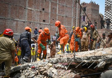 NEW DELHI INDIA APRIL 19 2025 NDRF Personeli ve yerel sakinler 19 Nisan 2025 'te Mustafabad' da çöken binada kurtarma operasyonları düzenlediler.