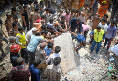 NEW DELHI INDIA APRIL 19 2025 NDRF Personeli ve yerel sakinler 19 Nisan 2025 'te Mustafabad' da çöken binada kurtarma operasyonları düzenlediler.