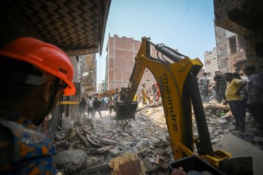 NEW DELHI INDIA APRIL 19 2025 NDRF Personeli ve yerel sakinler 19 Nisan 2025 'te Mustafabad' da çöken binada kurtarma operasyonları düzenlediler.