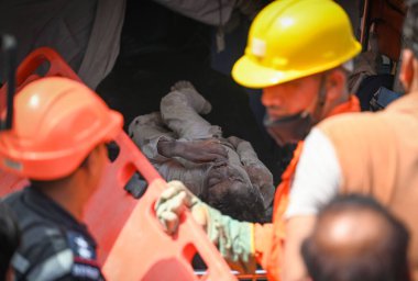 NEW DELHI INDIA 19 Nisan 2025 NDRF Personeli, 19 Nisan 2025 tarihinde Mustafabad 'daki Çöküş Binası' ndaki insanları kurtarırken görüldü. 