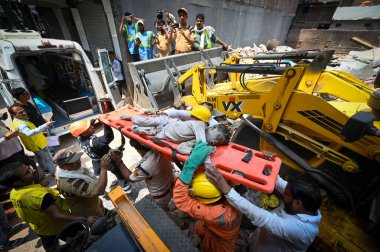 NEW DELHI INDIA 19 Nisan 2025 NDRF Personeli, 19 Nisan 2025 tarihinde Mustafabad 'daki Çöküş Binası' ndaki insanları kurtarırken görüldü. 