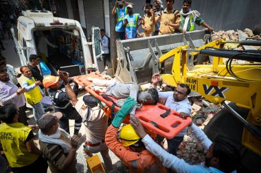 NEW DELHI INDIA 19 Nisan 2025 NDRF Personeli, 19 Nisan 2025 tarihinde Mustafabad 'daki Çöküş Binası' ndaki insanları kurtarırken görüldü. 